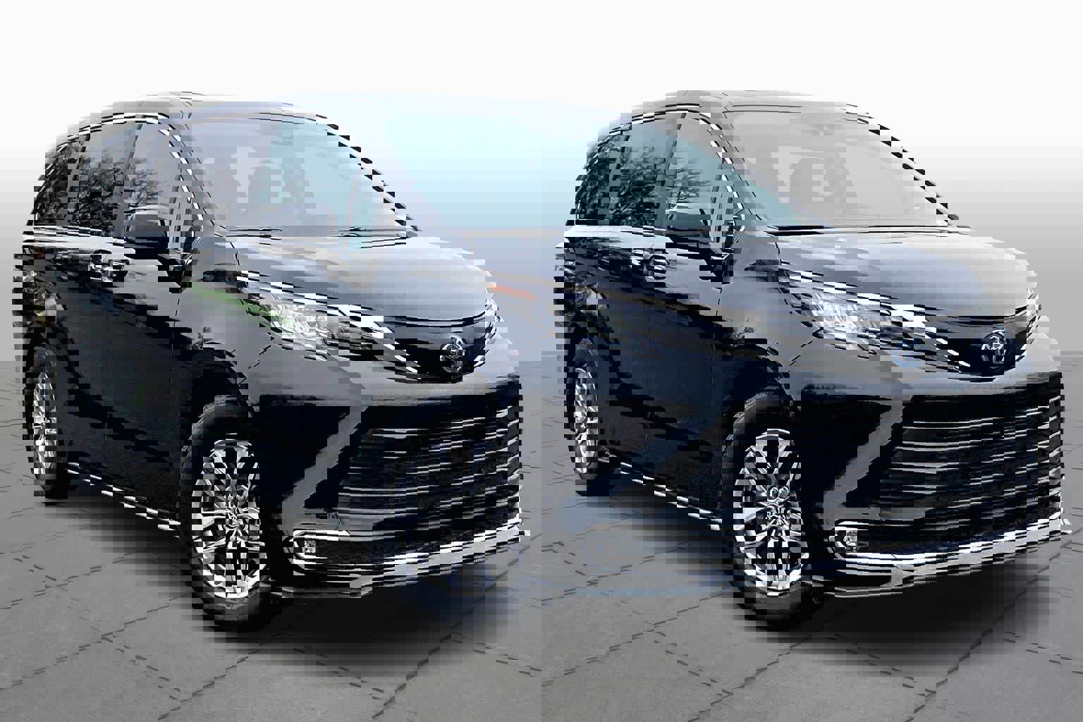 Used 2023 Toyota Sienna XLE image 2