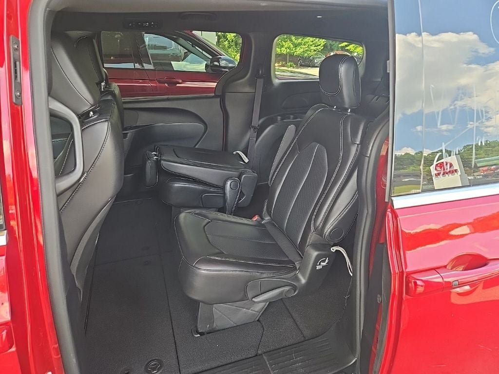 Used 2025 Chrysler Pacifica Select FWD image 4