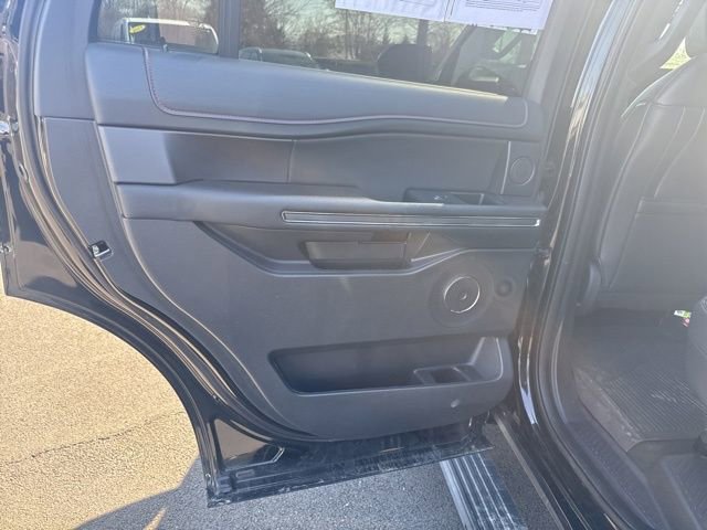 Used 2024 Ford Expedition Limited image 19