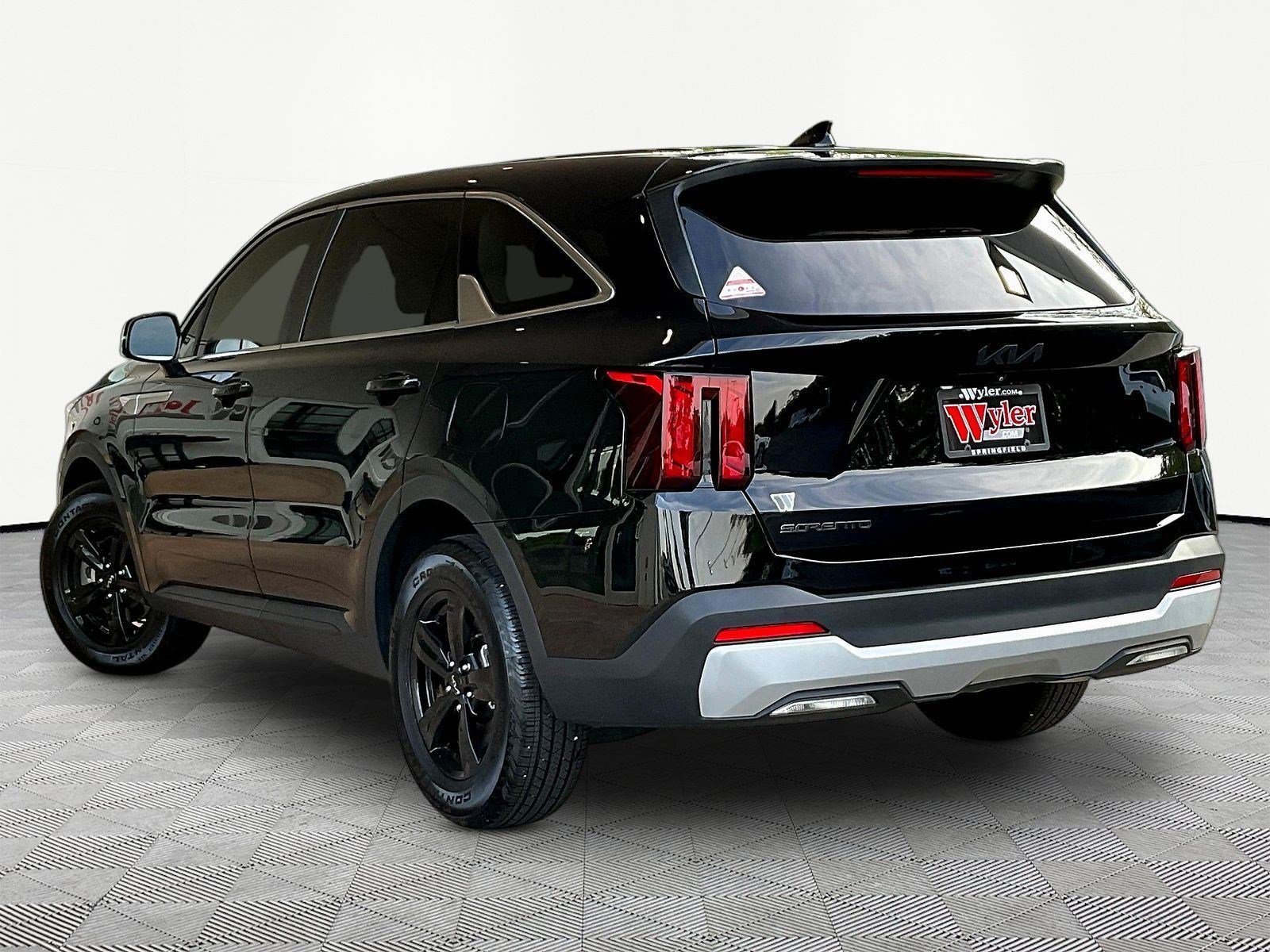 Used 2025 Kia Sorento LX FWD image 4