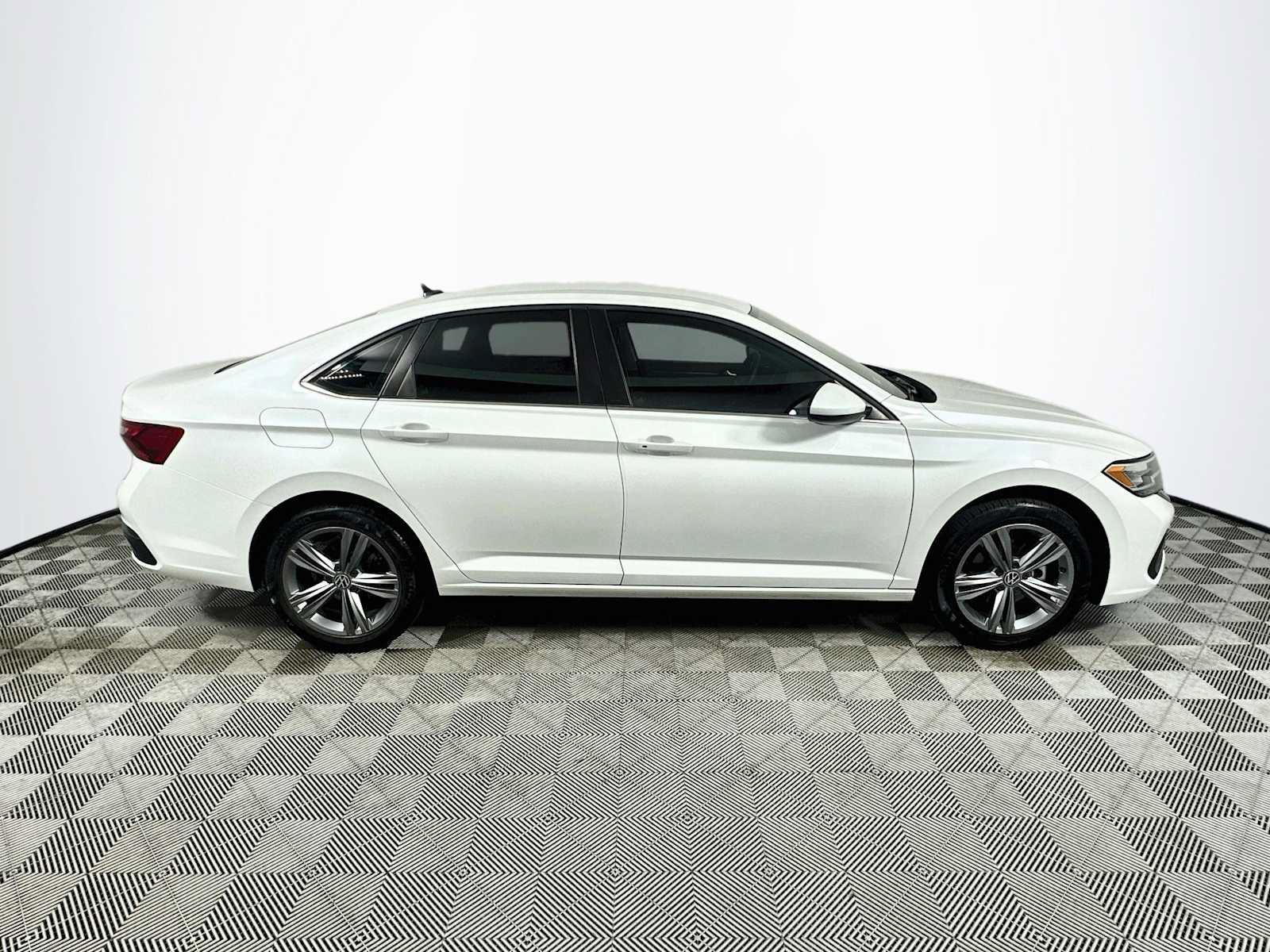 Used 2023 Volkswagen Jetta SE FWD image 8