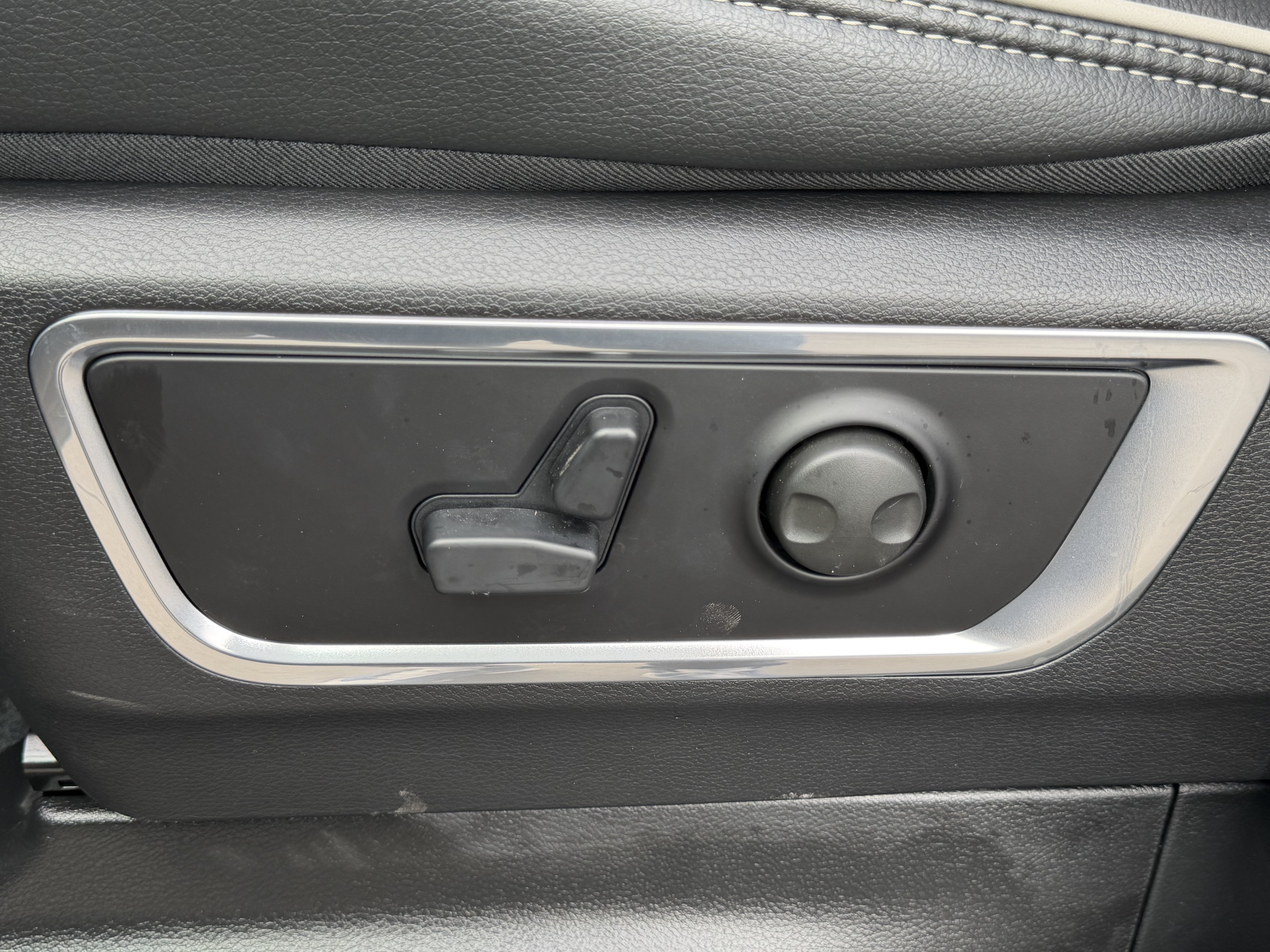 New 2026 RAM 1500 Laramie w/ Night Edition AWD/4WD image 22