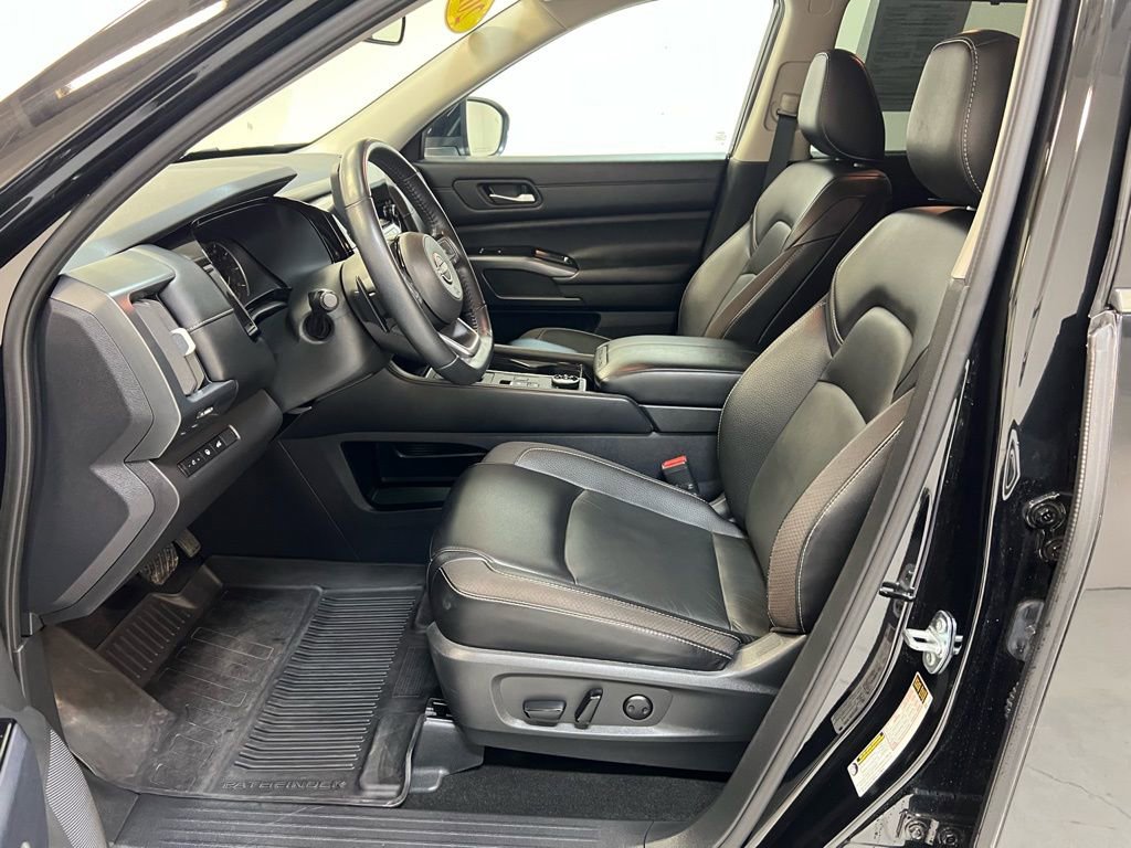 Used 2023 Nissan Pathfinder SL image 16