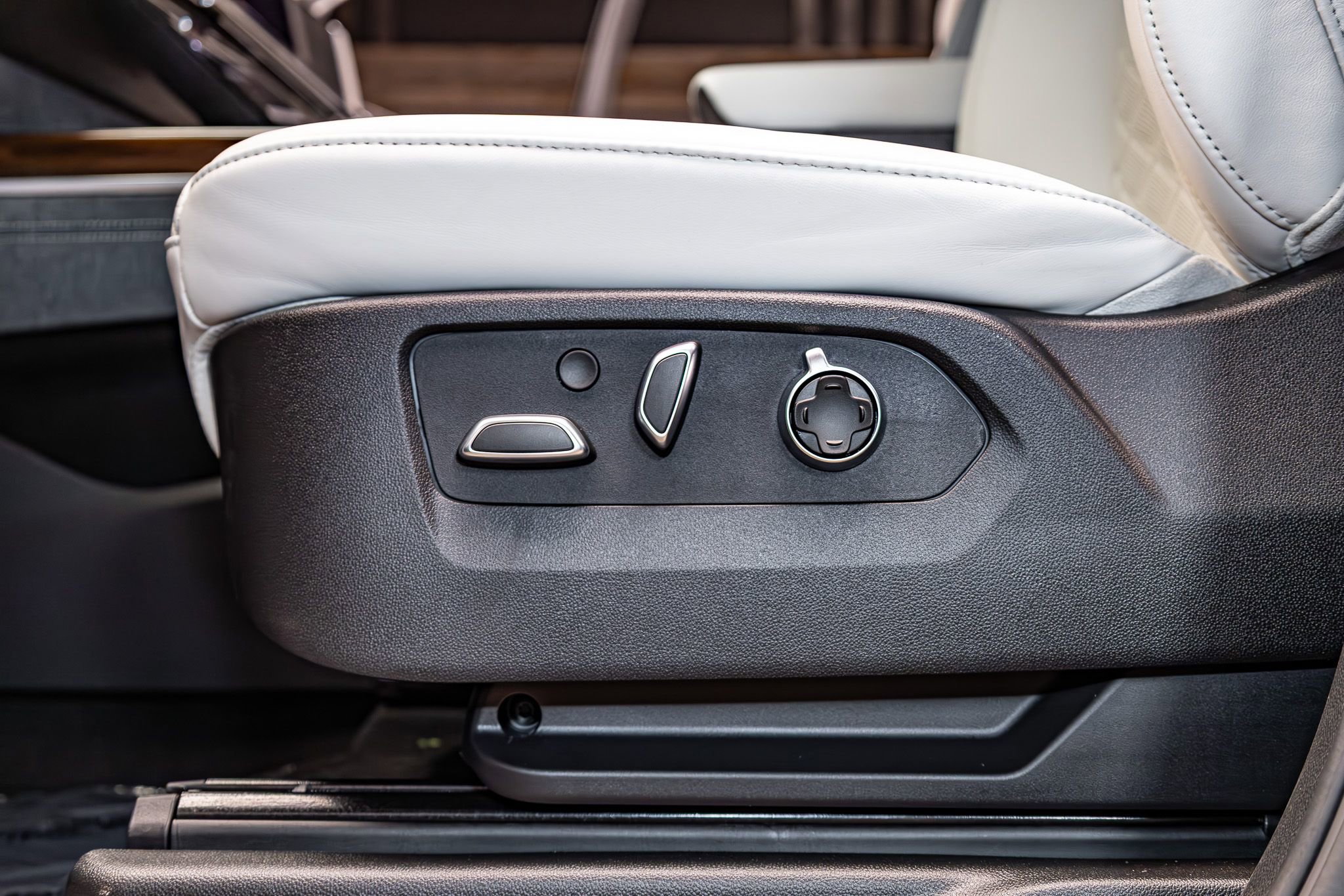 Used 2026 Cadillac Escalade ESV Platinum Sport w/ LPO, ONYX Package AWD/4WD image 21