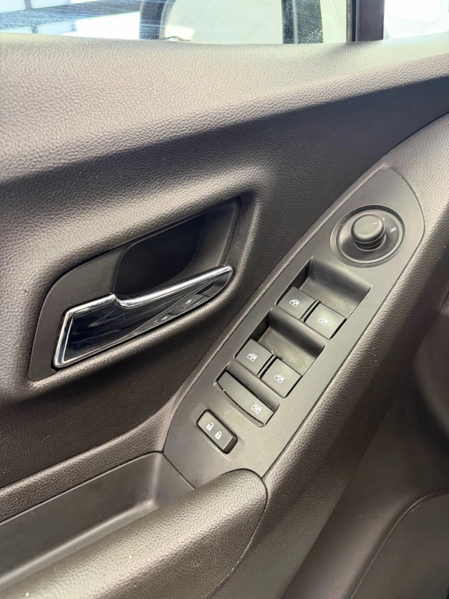 Used 2019 Chevrolet Trax LT w/ LT Convenience Package FWD image 17