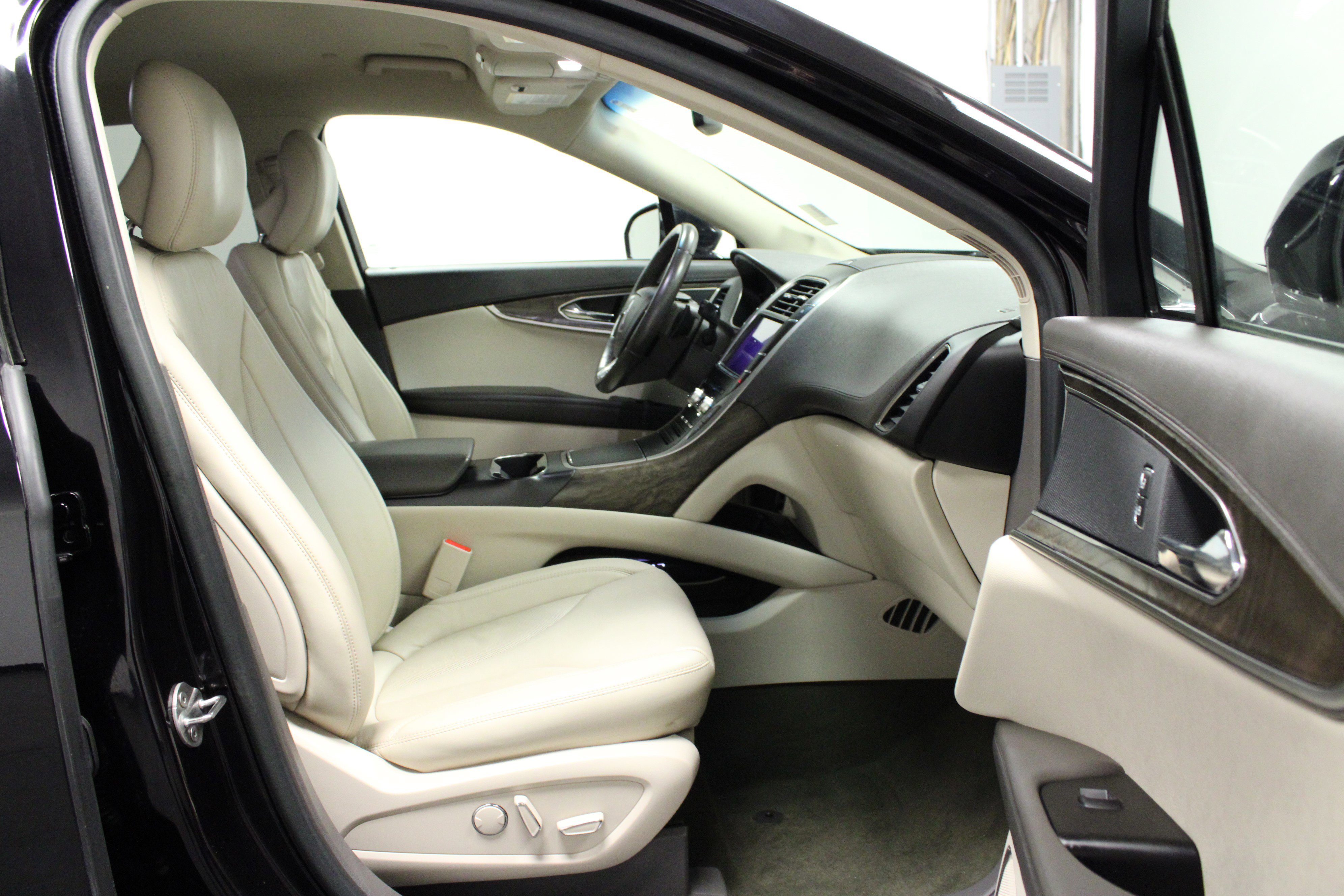 Used 2019 Lincoln Nautilus Select image 16