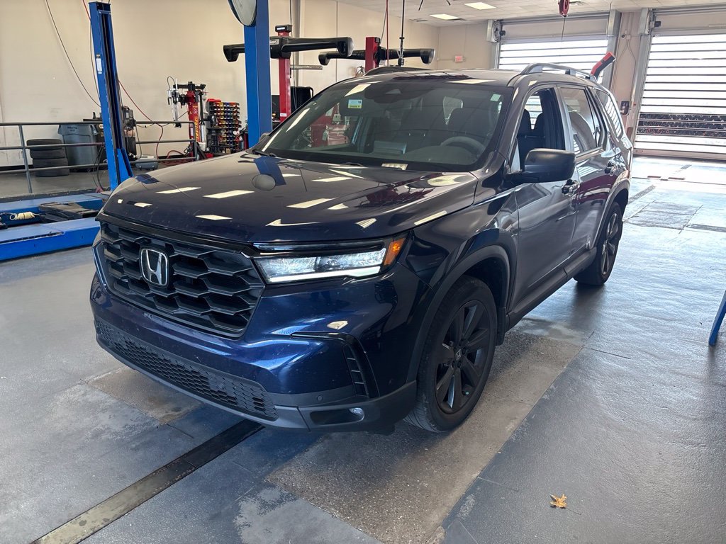 Used 2025 Honda Pilot Sport image 2