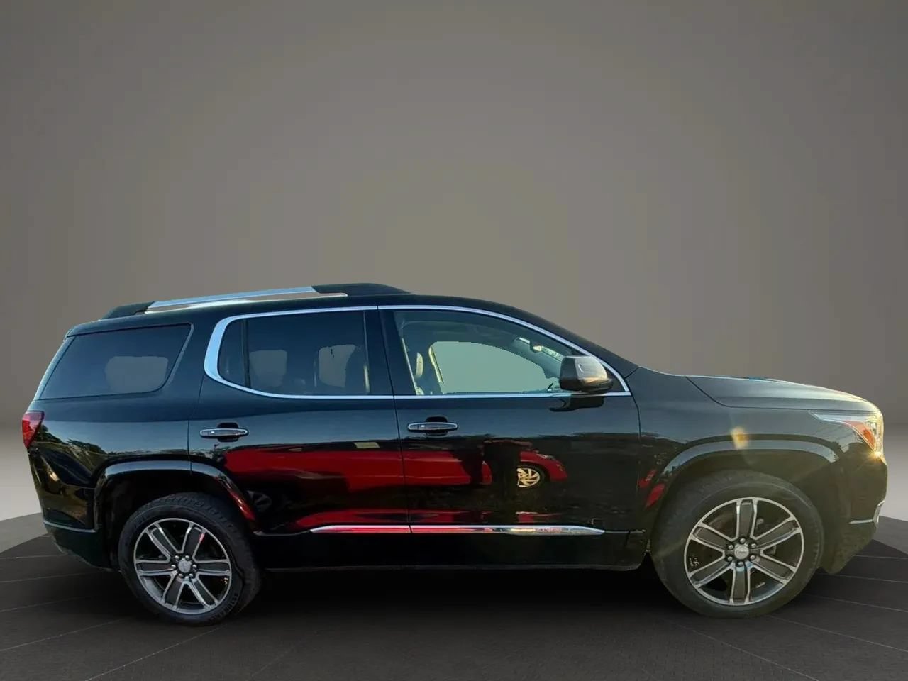 Used 2017 GMC Acadia Denali w/ Technology Package AWD/4WD image 4