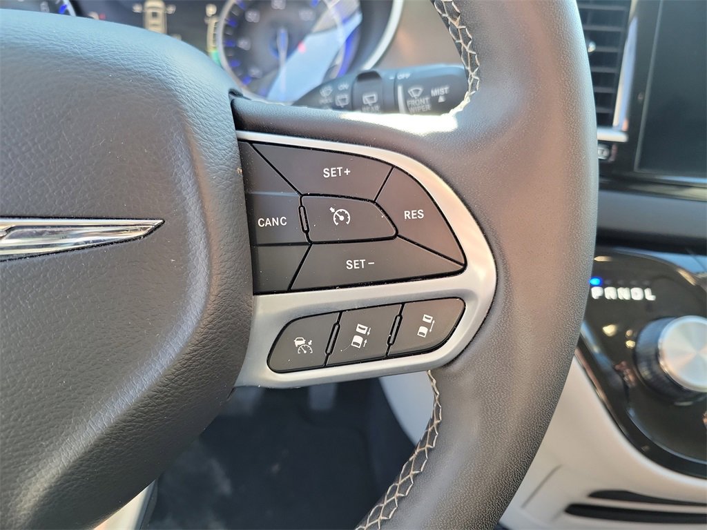 Used 2023 Chrysler Pacifica Touring-L image 18