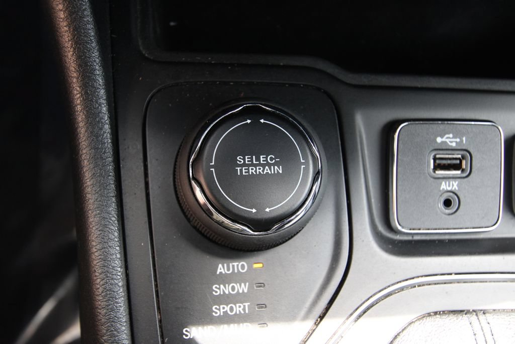 Used 2020 Jeep Cherokee Latitude w/ Cold Weather Group AWD/4WD image 26