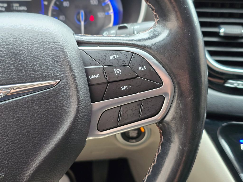 Used 2020 Chrysler Pacifica Touring-L FWD image 31