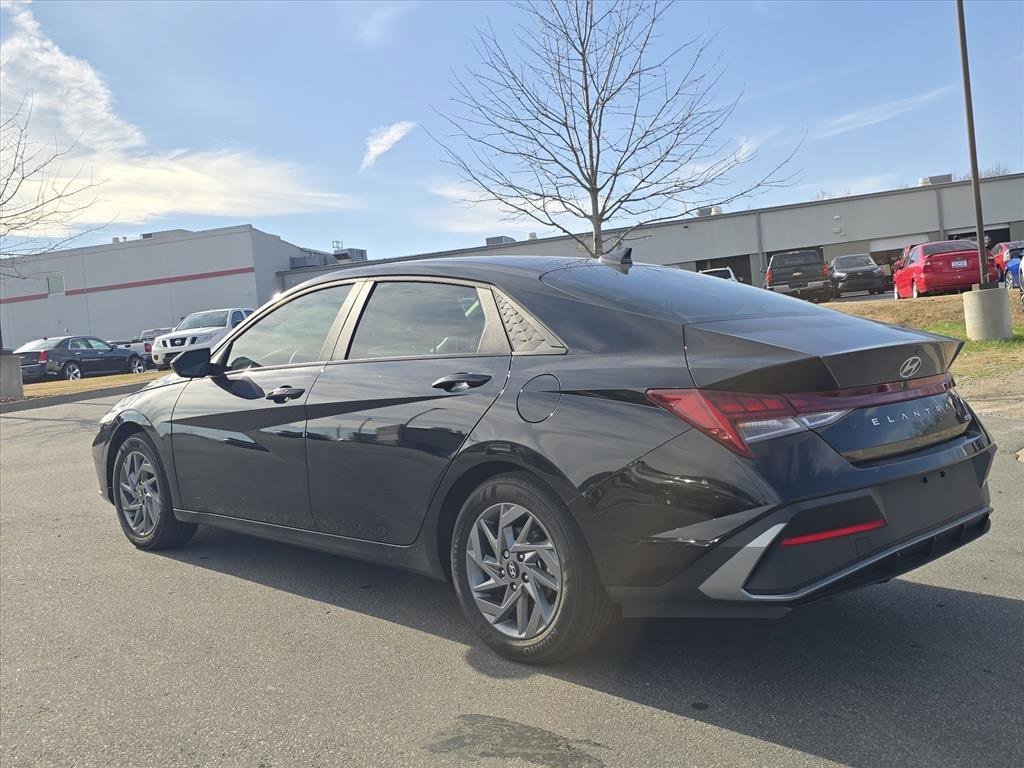 Used 2025 Hyundai Elantra Blue image 5
