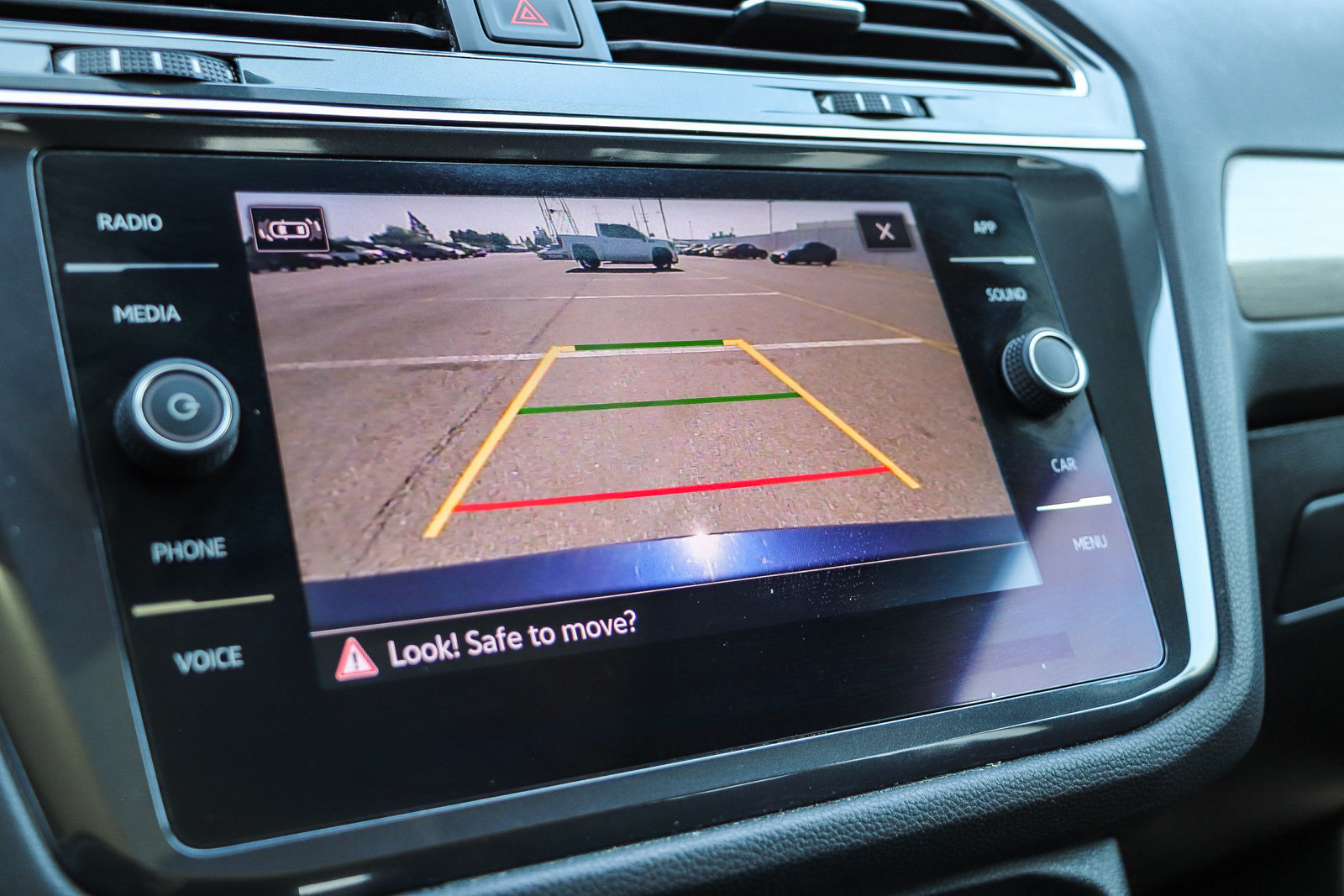 Used 2021 Volkswagen Tiguan SE w/ Panoramic Sunroof Package FWD image 27