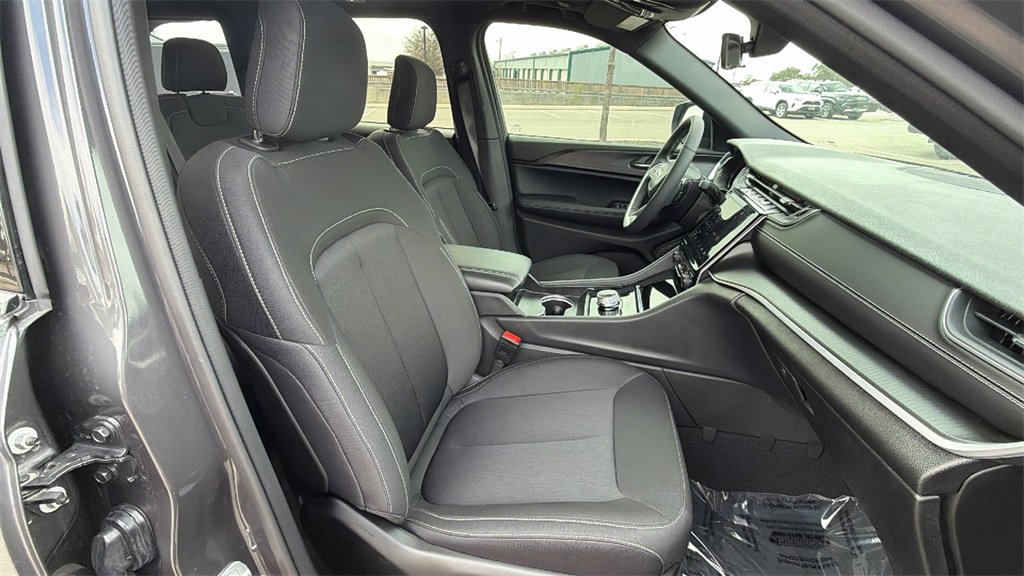 Used 2025 Jeep Grand Cherokee Laredo X w/ Luxury Tech Group I image 39