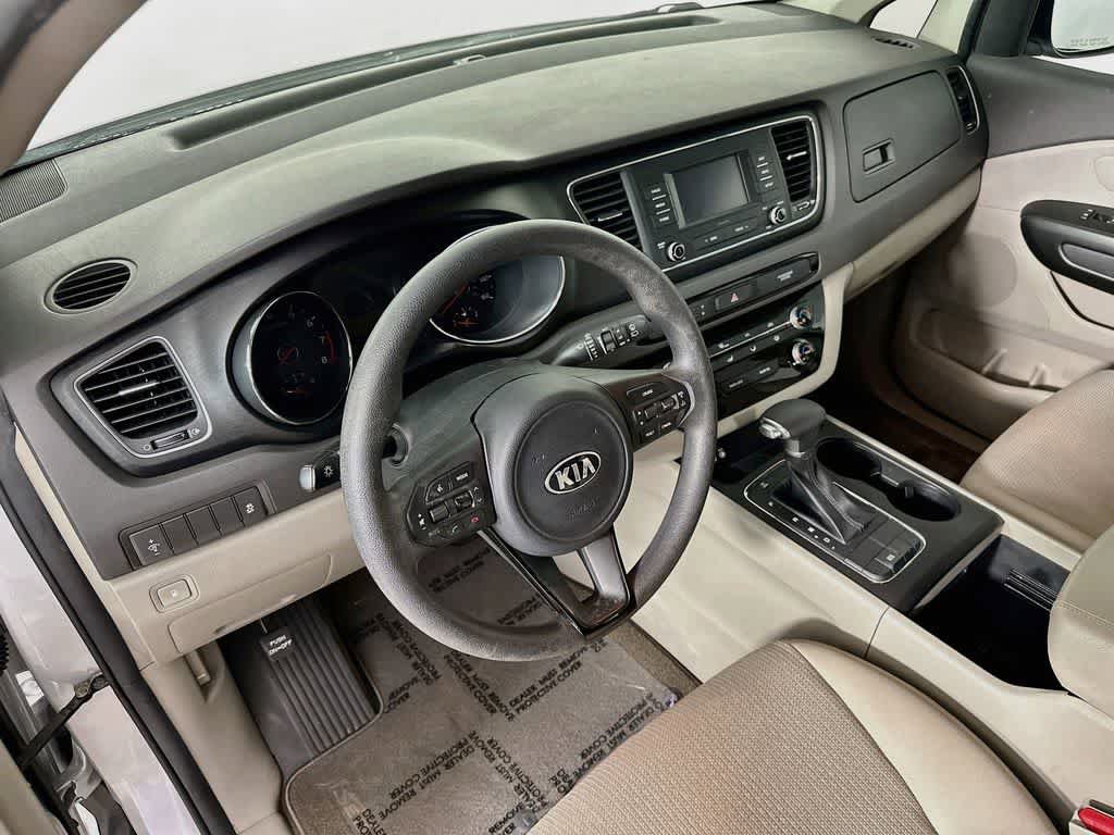 Used 2018 Kia Sedona L FWD image 2