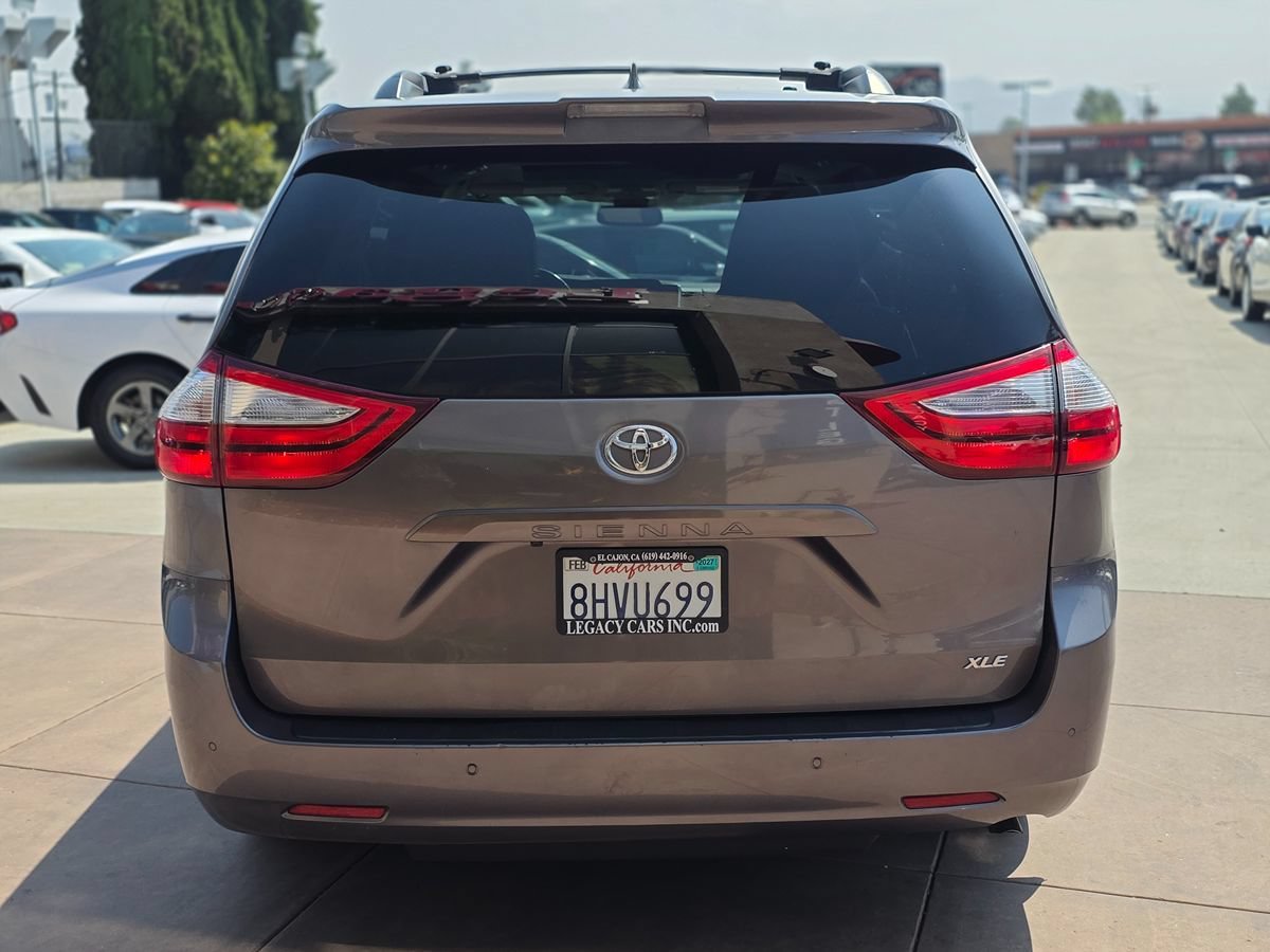 Used 2019 Toyota Sienna XLE w/ XLE Navigation Package FWD image 11