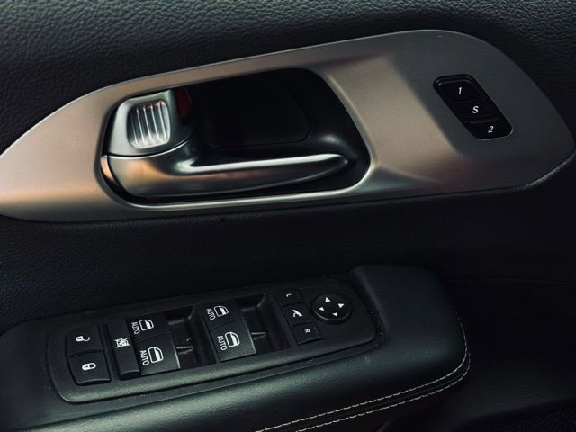 Used 2025 Chrysler Pacifica Limited image 16