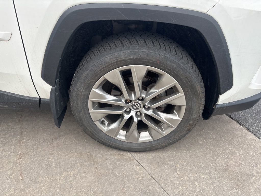 Used 2020 Toyota RAV4 XLE Premium image 12