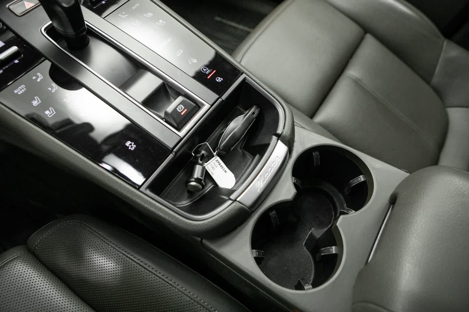 Certified 2023 Porsche Macan AWD/4WD image 28