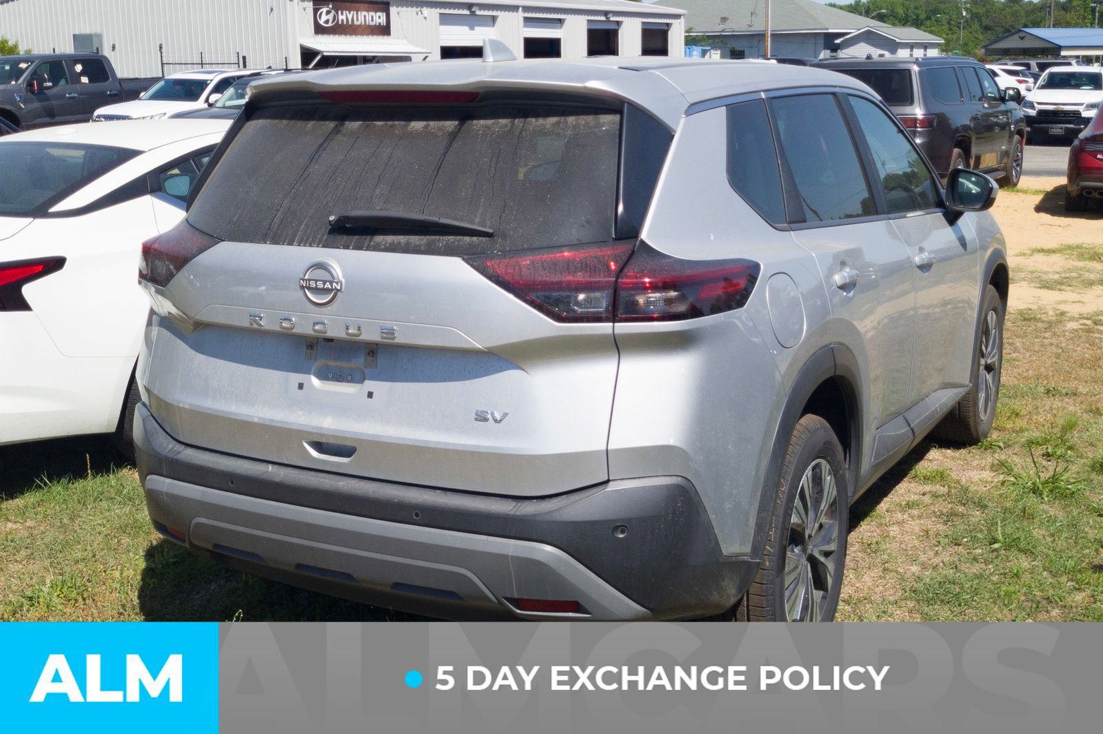 Used 2023 Nissan Rogue SV image 4