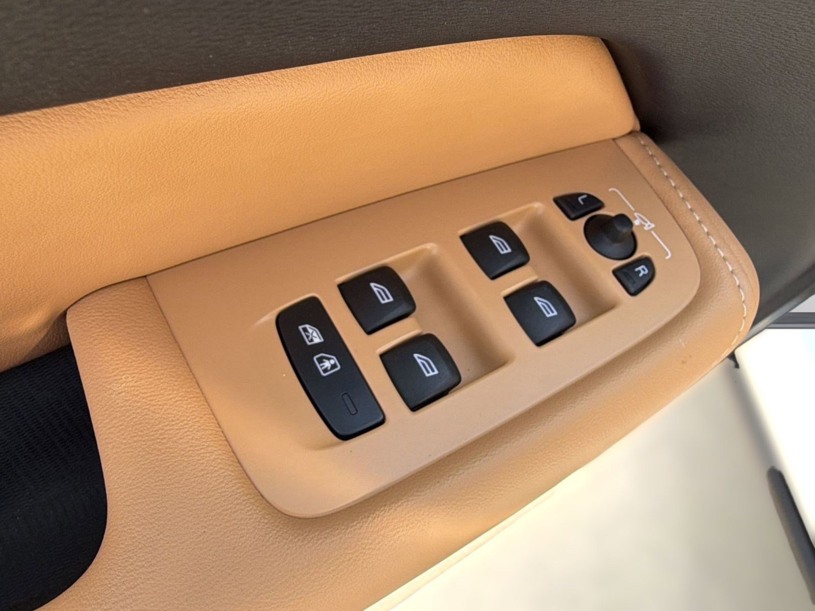 Used 2025 Volvo XC60 B5 Ultra w/ Protection Package Premier image 13