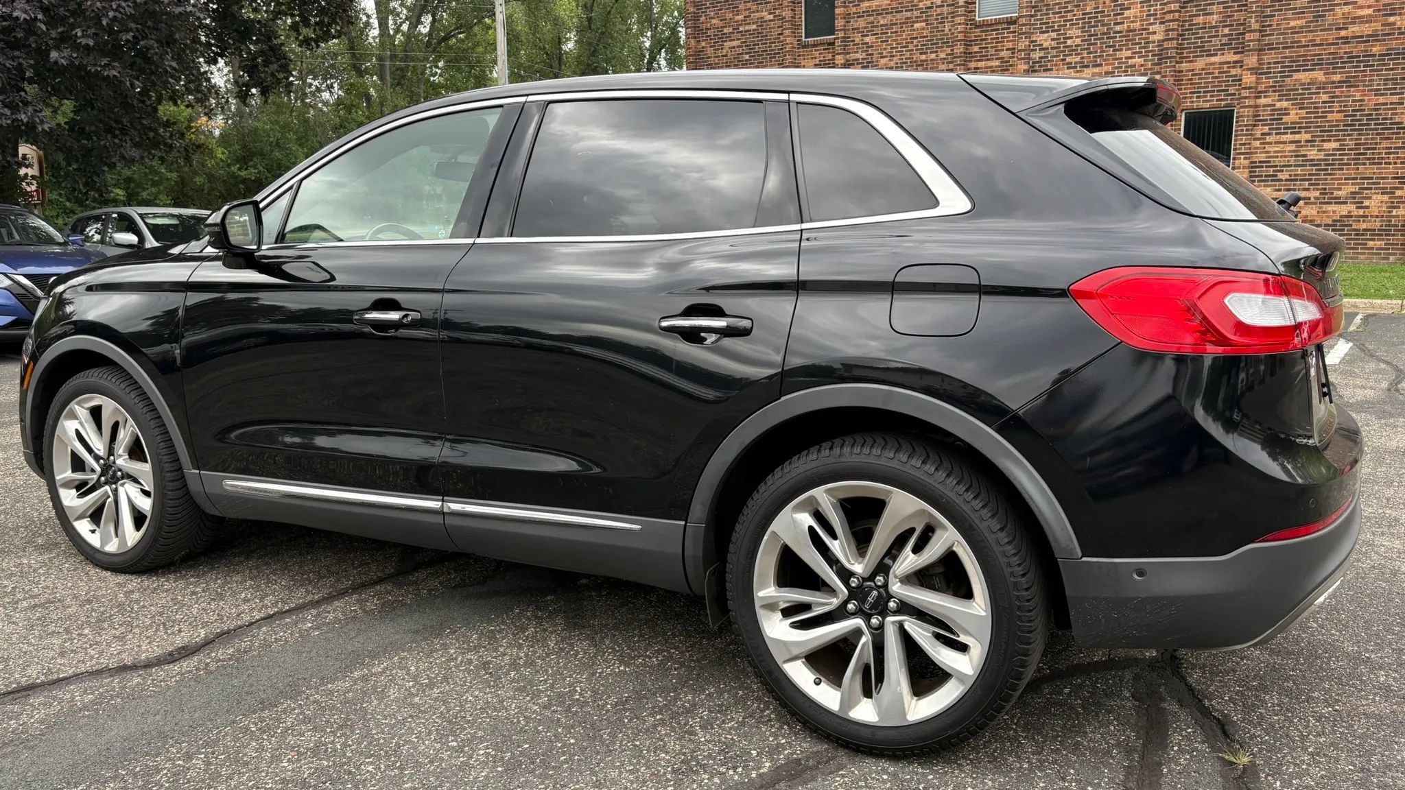 Used 2017 Lincoln MKX Reserve AWD/4WD image 6