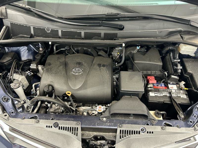 Used 2020 Toyota Sienna XLE w/ XLE Navigation Package image 11