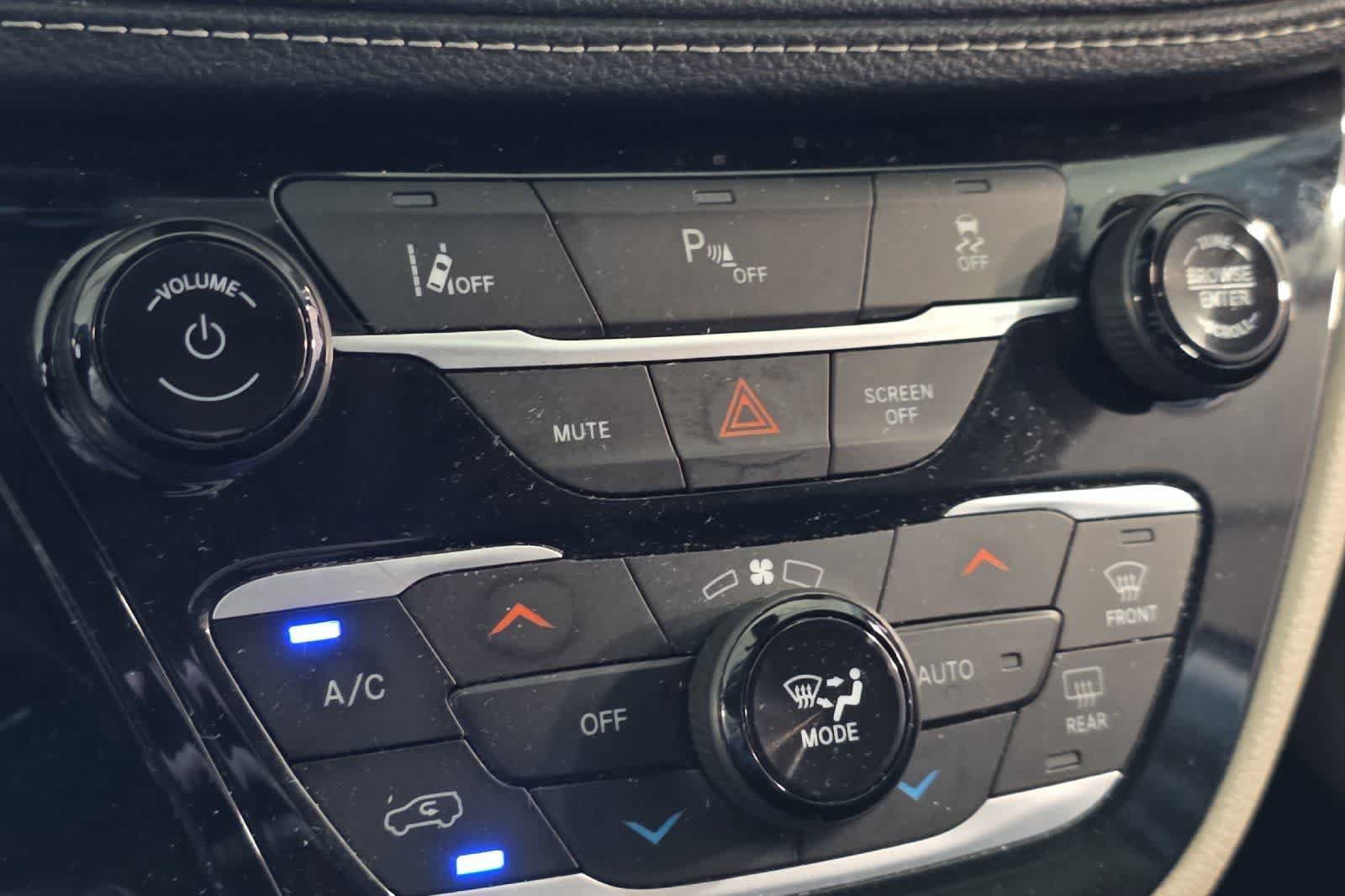 Used 2023 Chrysler Pacifica Touring-L FWD image 22