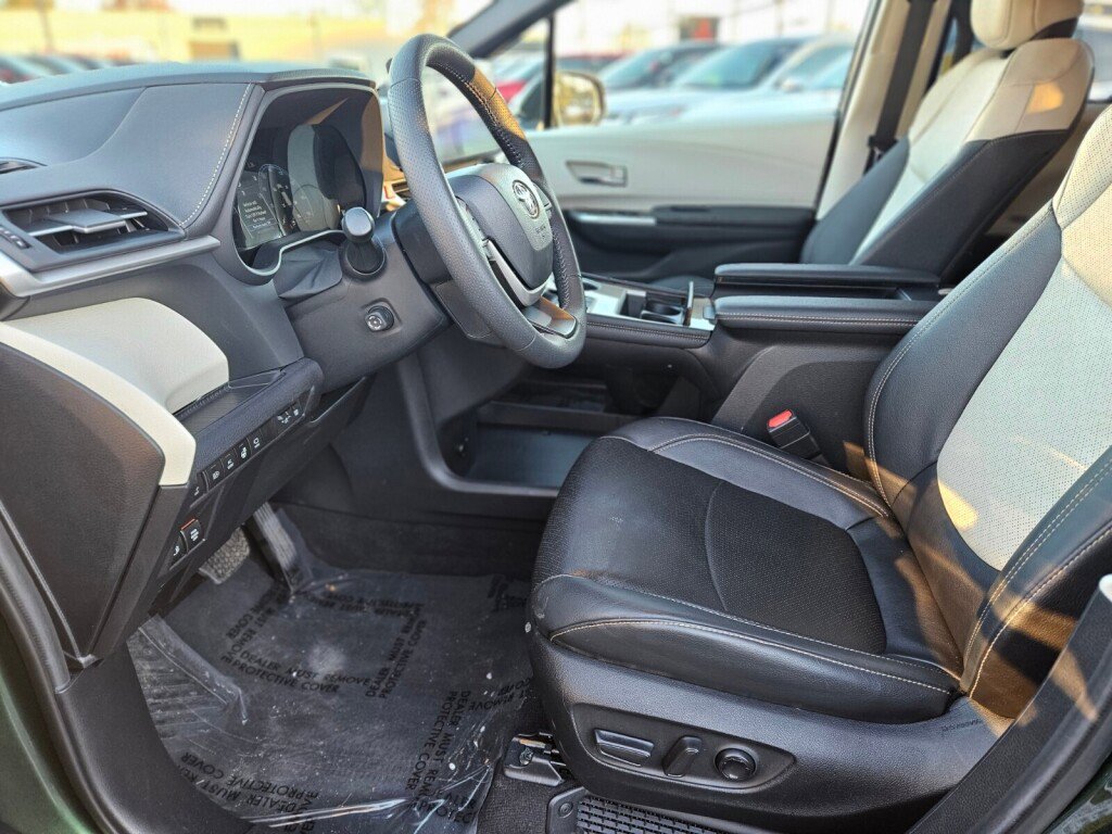 Used 2025 Toyota Sienna Platinum image 16