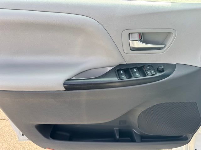 Used 2020 Toyota Sienna LE FWD image 15