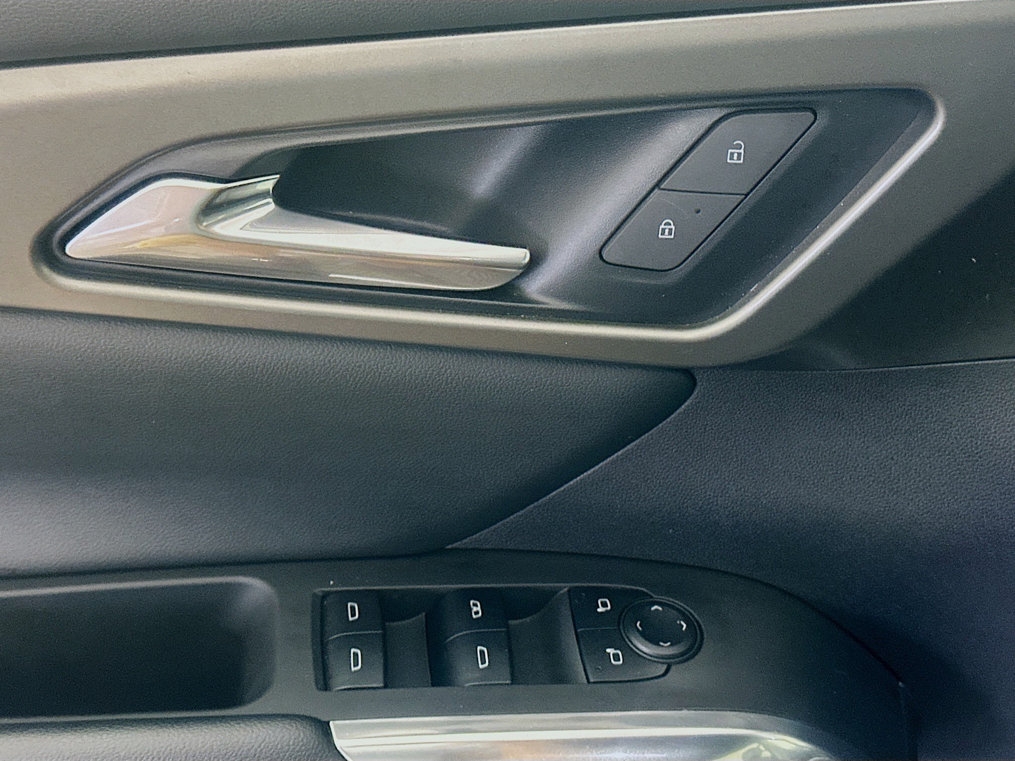 Used 2025 Chevrolet Traverse LT FWD image 15