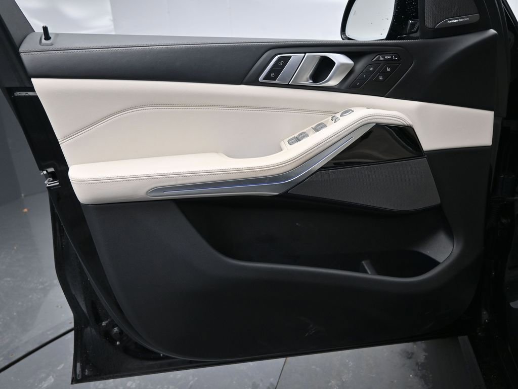 Used 2025 BMW X7 M60i image 30