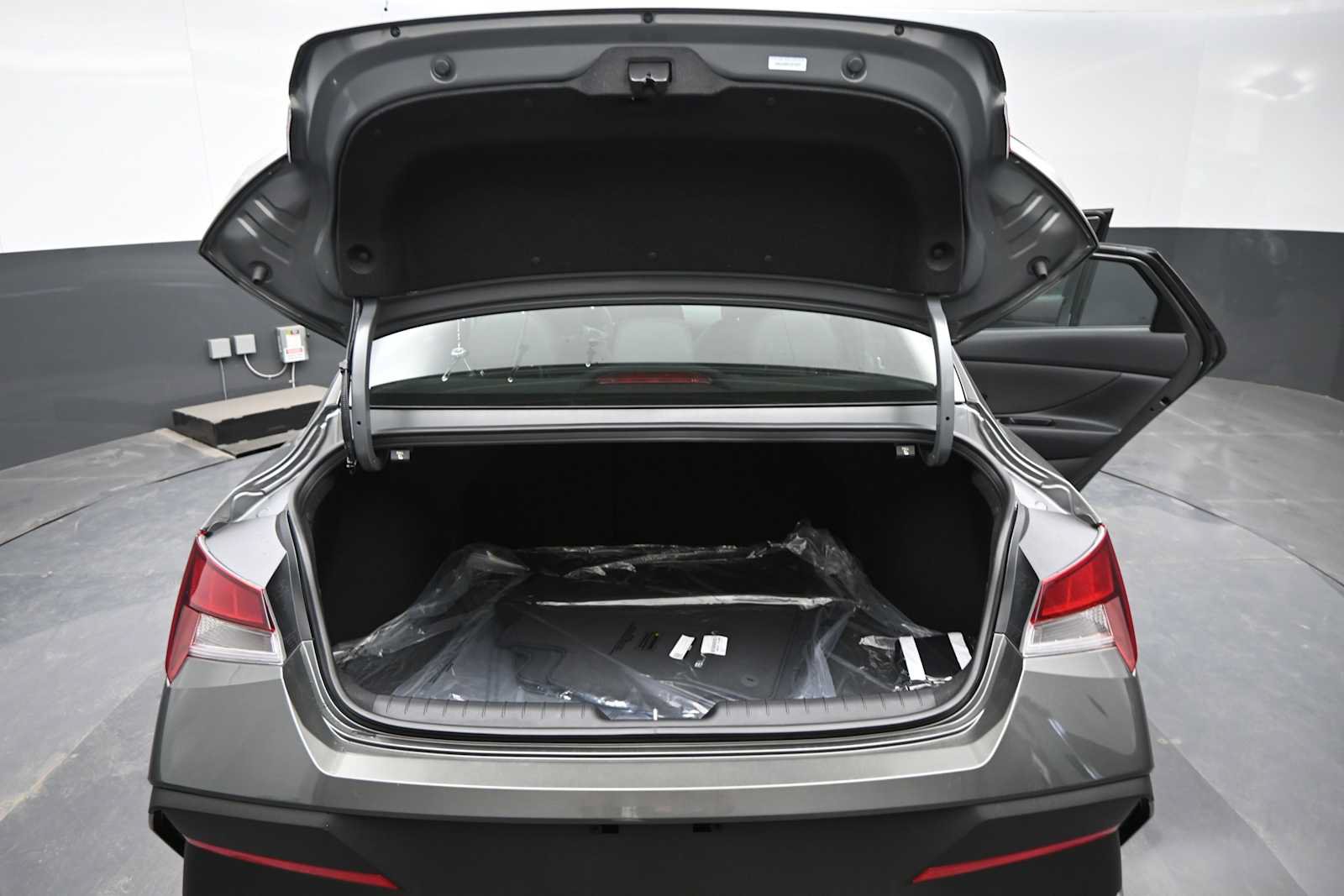 New 2026 Hyundai Elantra SEL Sport FWD image 14