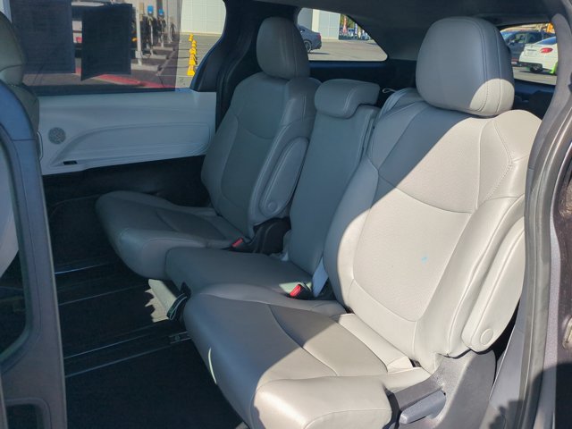 Used 2025 Toyota Sienna XLE FWD image 14