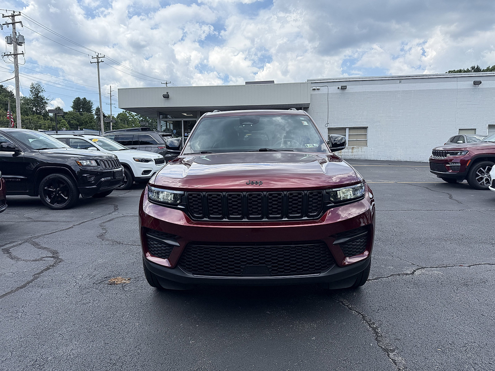 Used 2023 Jeep Grand Cherokee Altitude AWD/4WD image 2