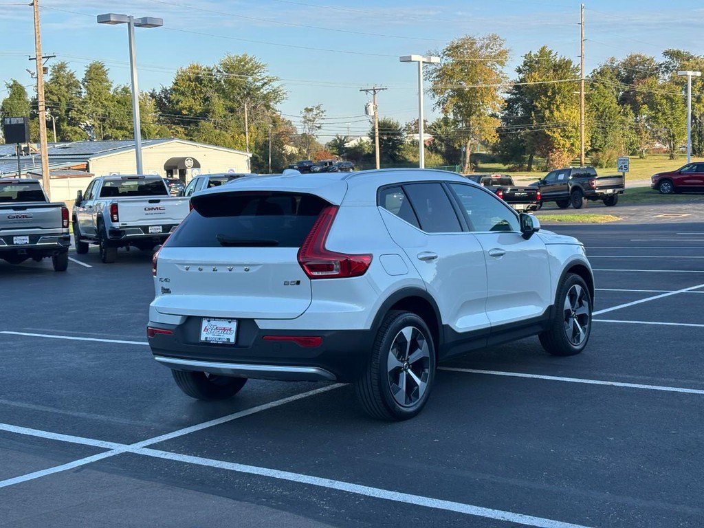 Used 2023 Volvo XC40 B5 Plus AWD/4WD image 3