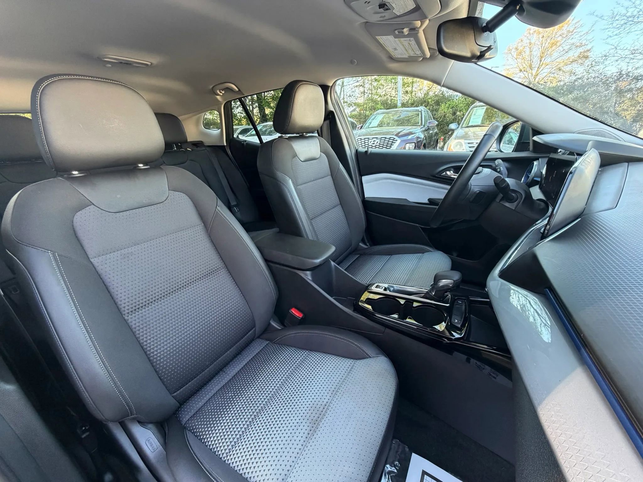 Used 2025 Chevrolet Trax LT w/ Driver Confidence Package image 9