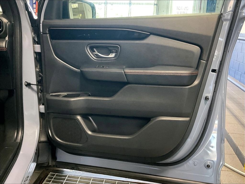 Used 2025 Honda Pilot TrailSport image 12