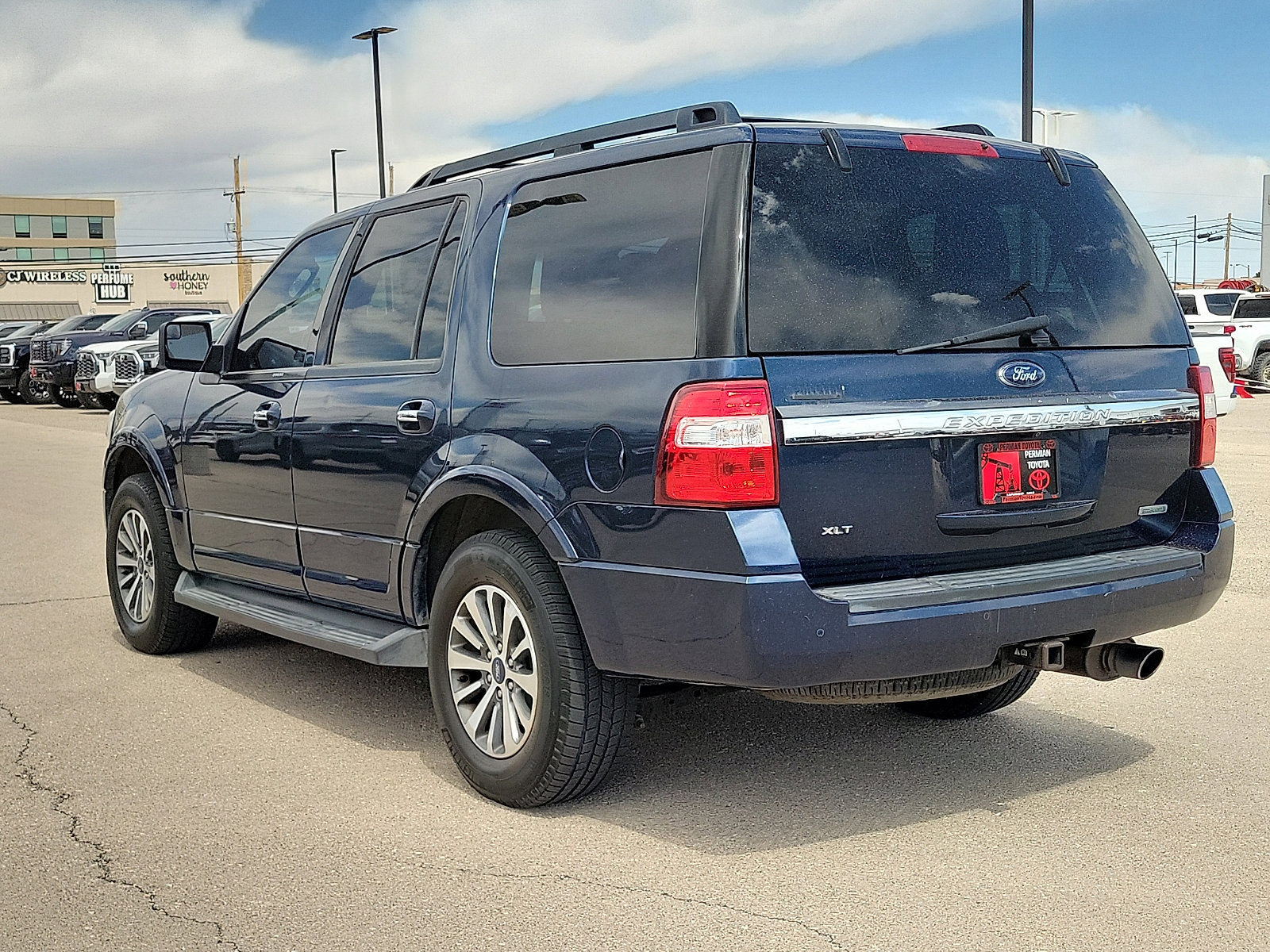 Used 2017 Ford Expedition XLT AWD/4WD image 3