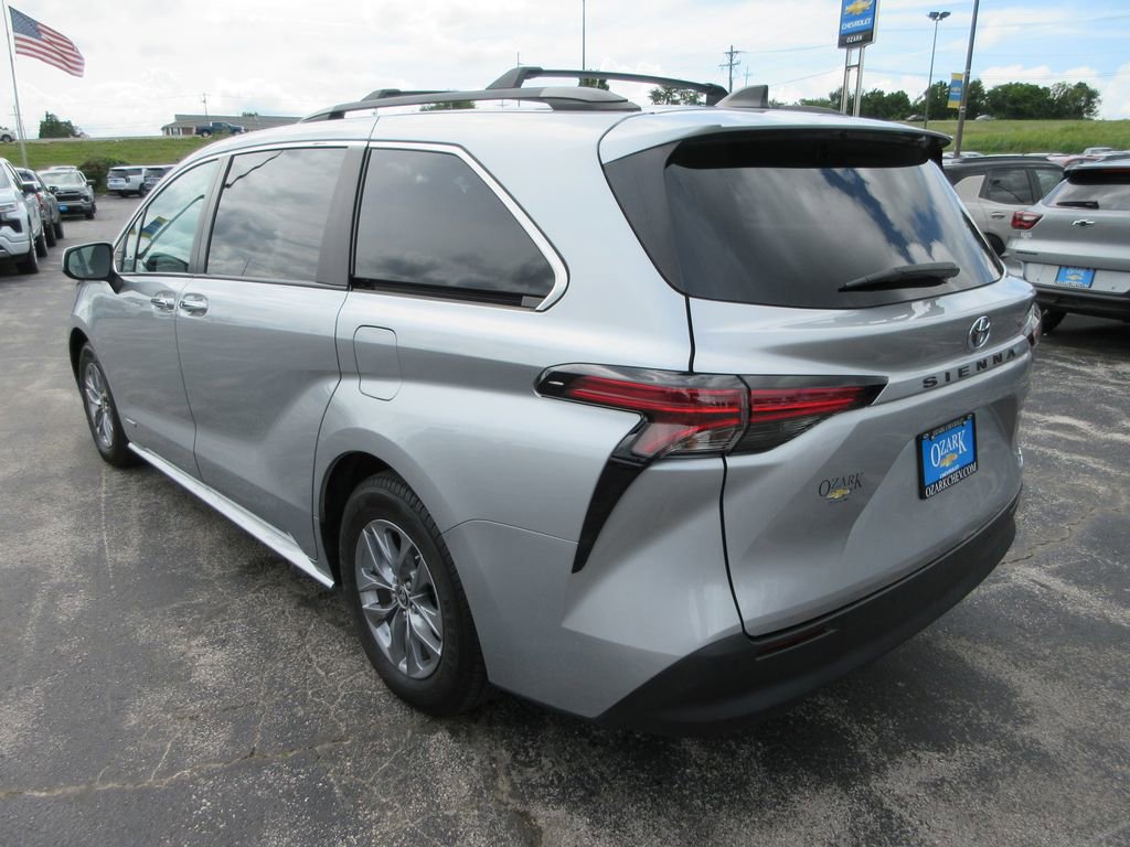 Used 2021 Toyota Sienna XLE FWD image 3