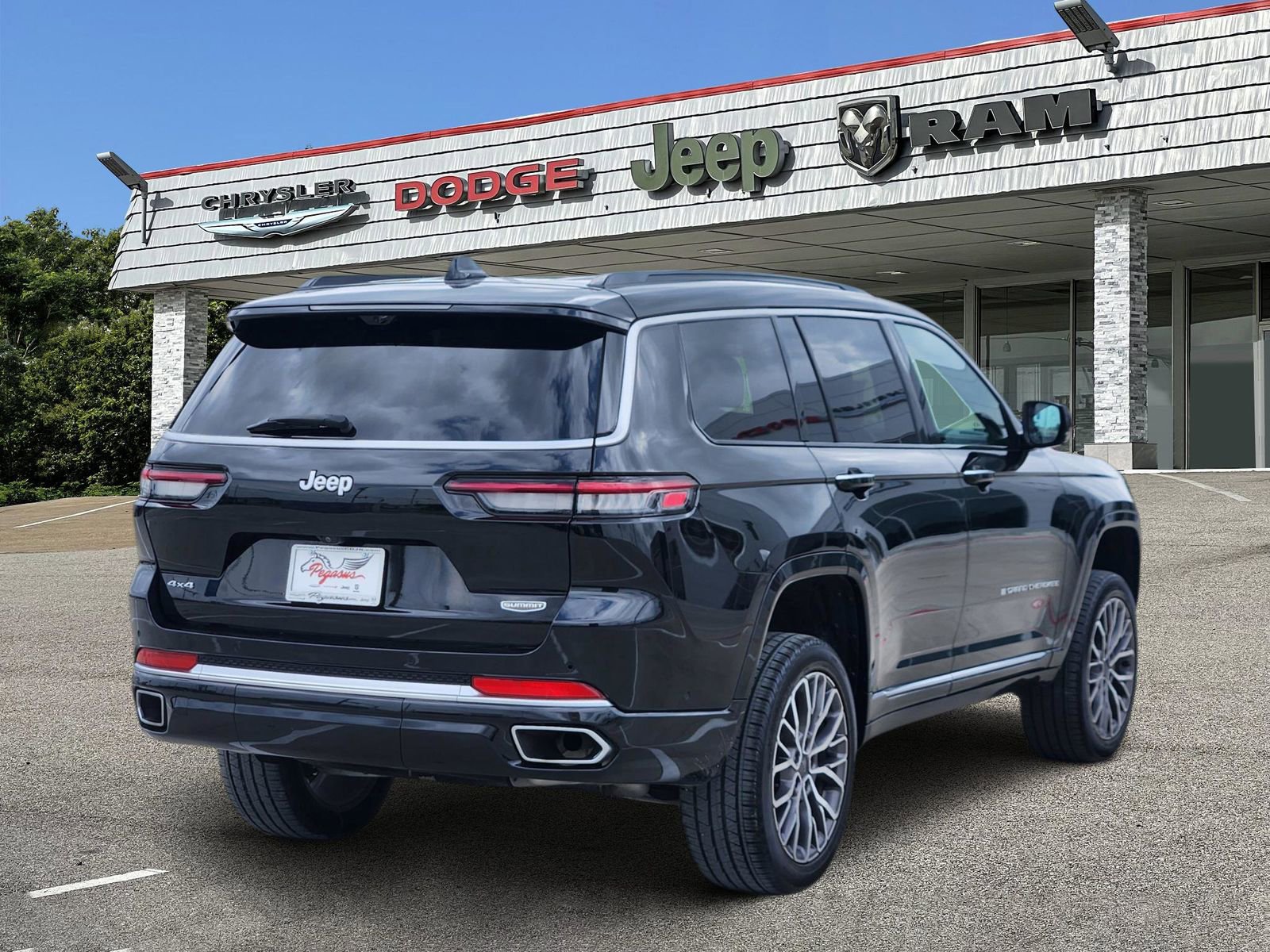 Used 2025 Jeep Grand Cherokee L Summit w/ Advanced Protech Group IV image 5