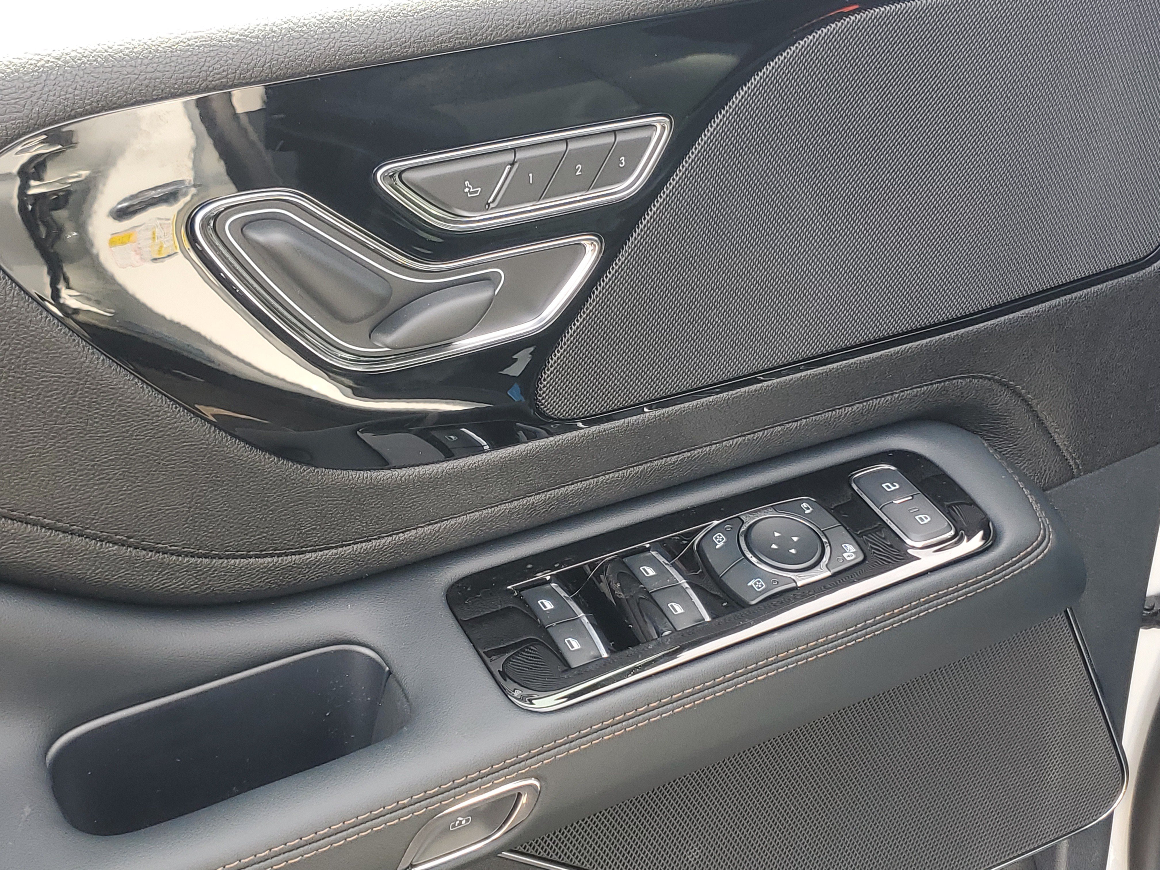 New 2027 Lincoln Aviator AWD image 9