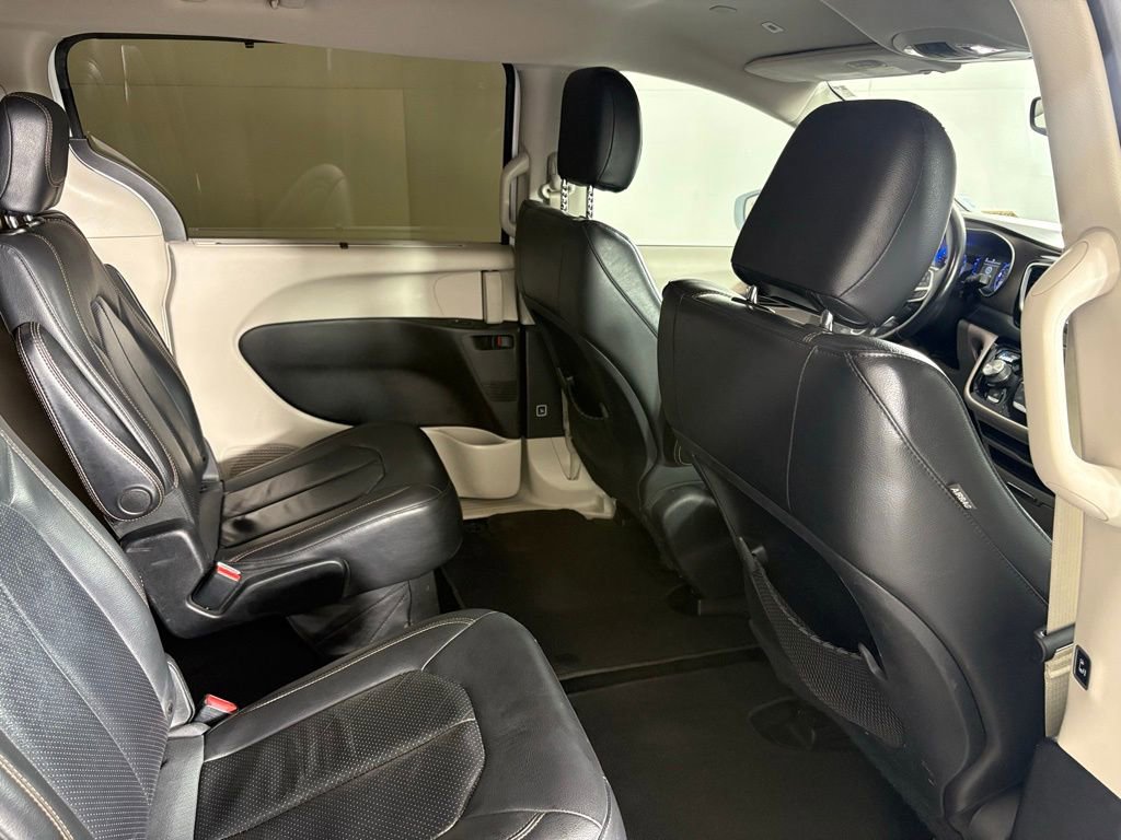 Used 2019 Chrysler Pacifica Touring-L image 40