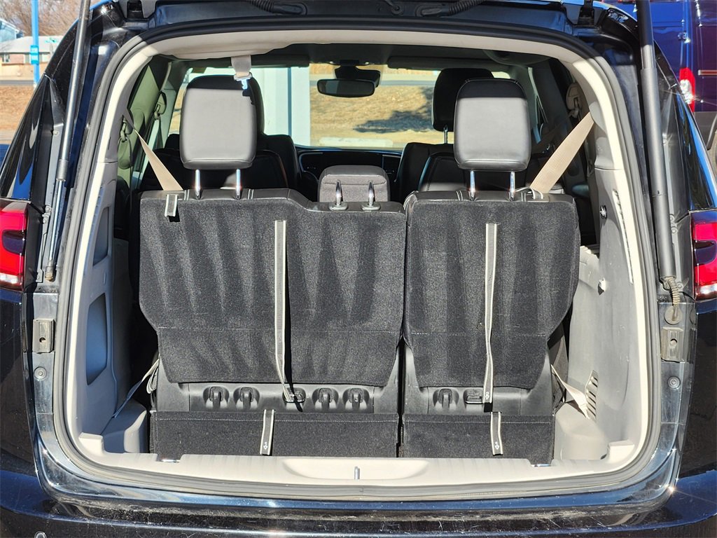 Used 2024 Chrysler Pacifica Touring-L image 12