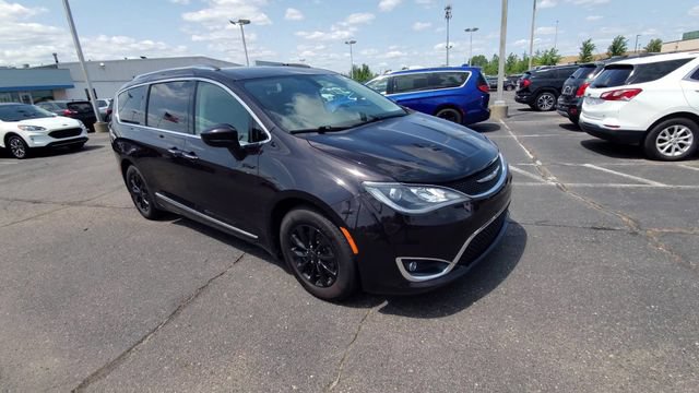 Used 2018 Chrysler Pacifica Touring-L Plus FWD image 2