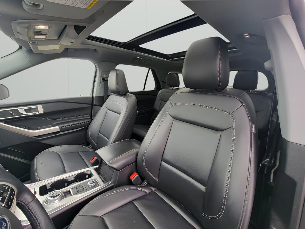 Used 2023 Ford Explorer XLT w/ Equipment Group 202A AWD/4WD image 14