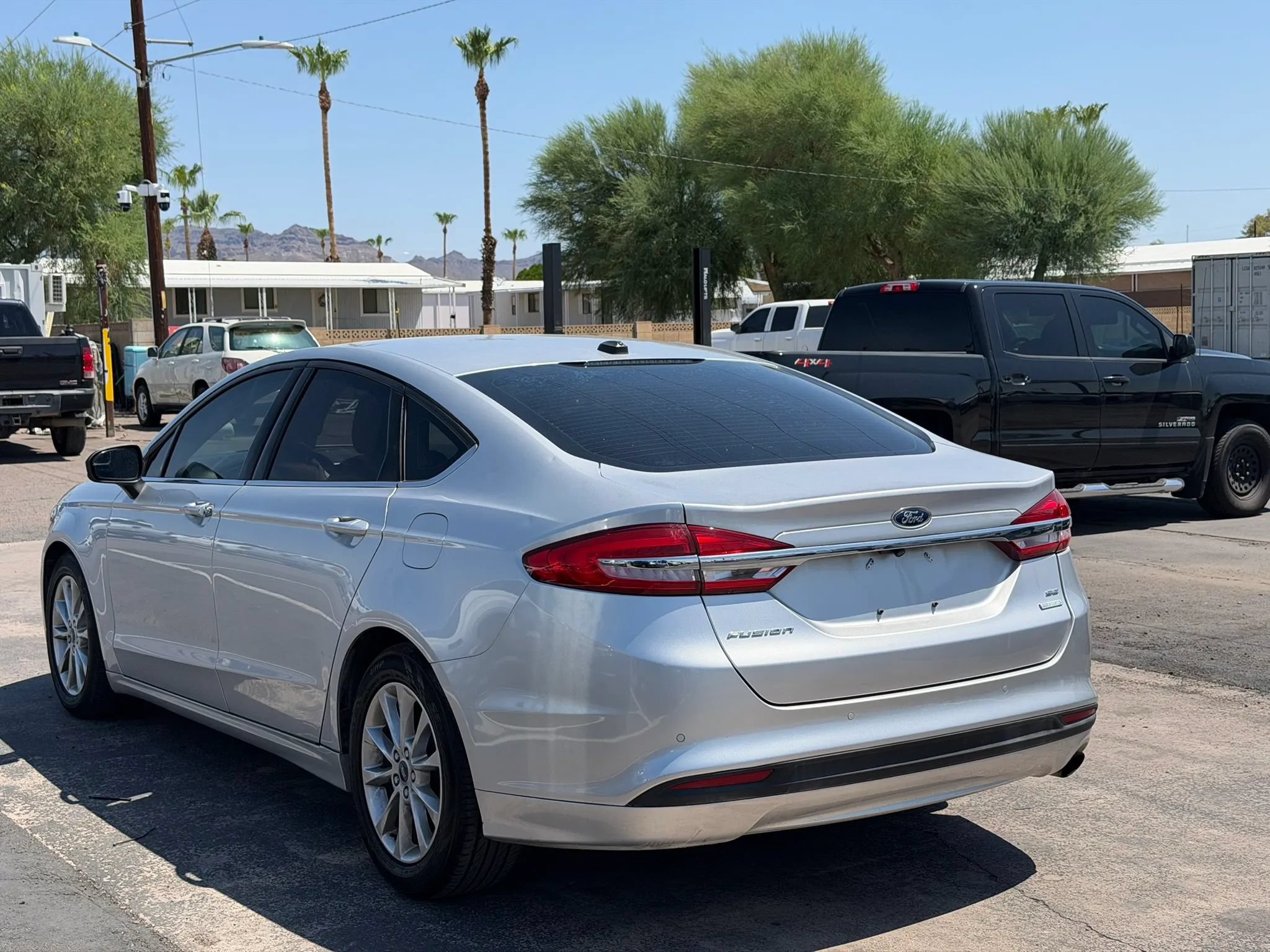 Used 2017 Ford Fusion SE FWD image 4