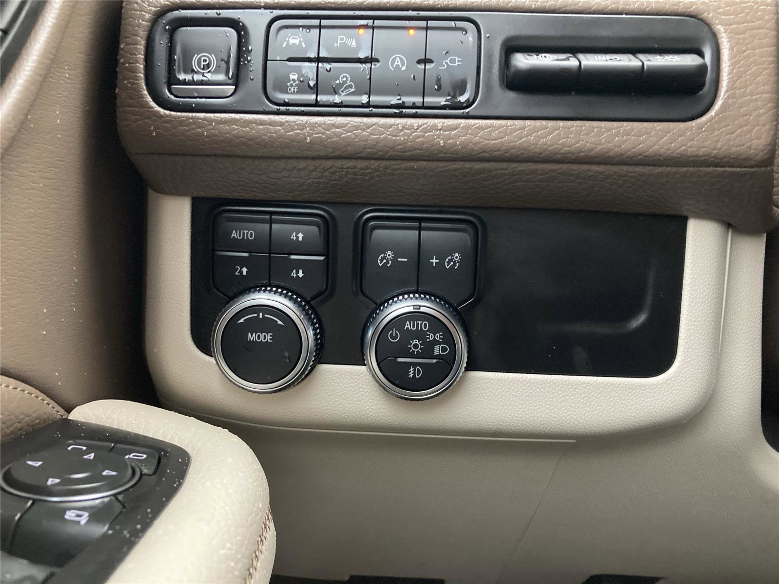 Used 2021 GMC Yukon Denali w/ Denali Premium Package image 17