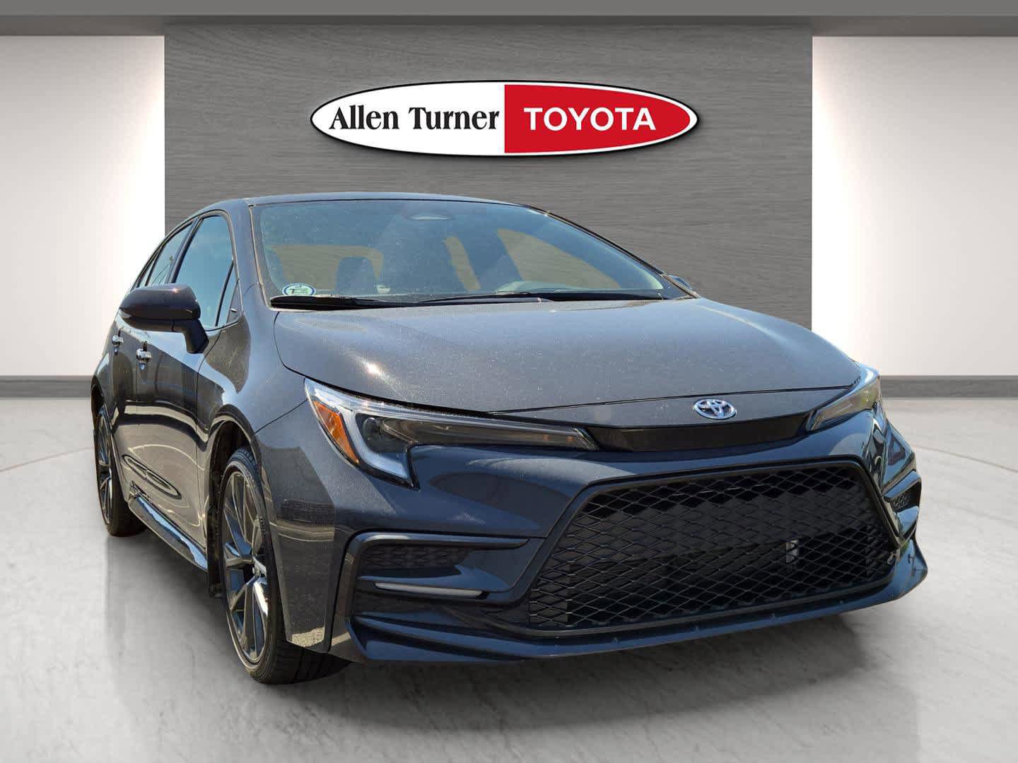 Used 2025 Toyota Corolla SE FWD image 2