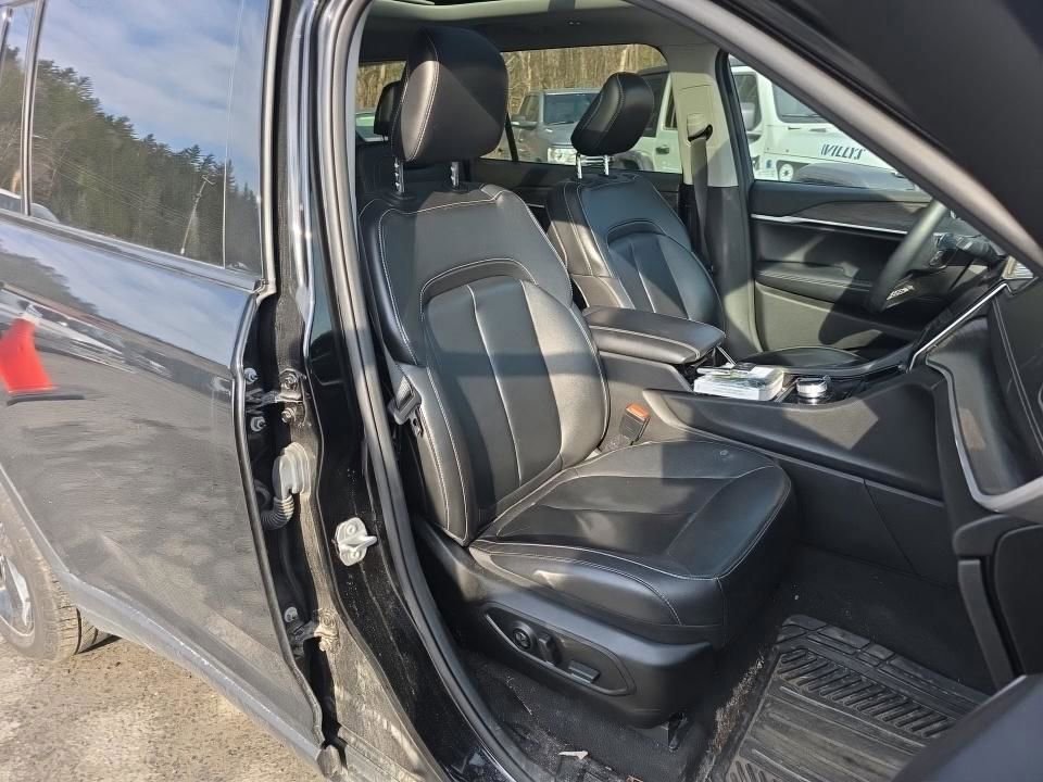 Used 2022 Jeep Grand Cherokee L Limited w/ Black Appearance Package image 25